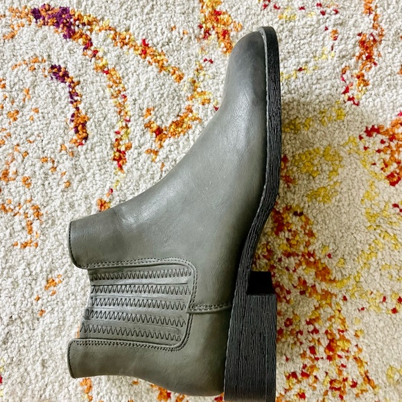 Grey/brown suede ankle booties!! Size 7.5!! - Picture 2 of 4